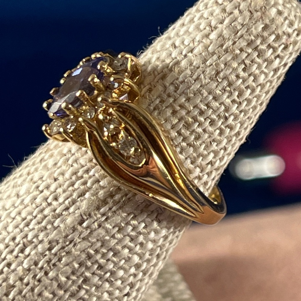 Size 7 gold ring - Picture 2 of 7